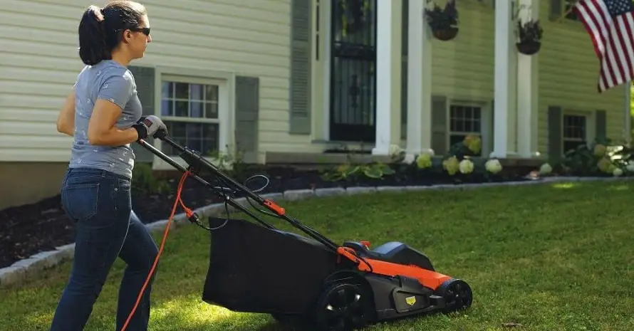BLACKDECKER Lawn Mower with woman
