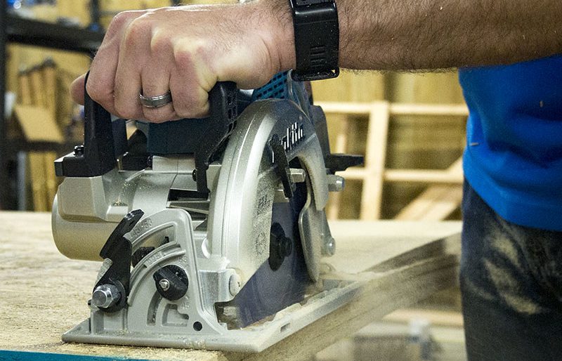 man uses worm drive saw