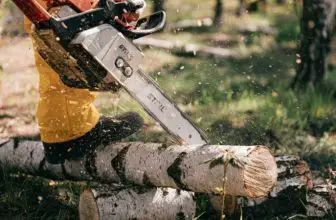 chainsaw cutting logs