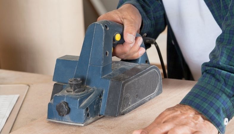 electric hand planer working