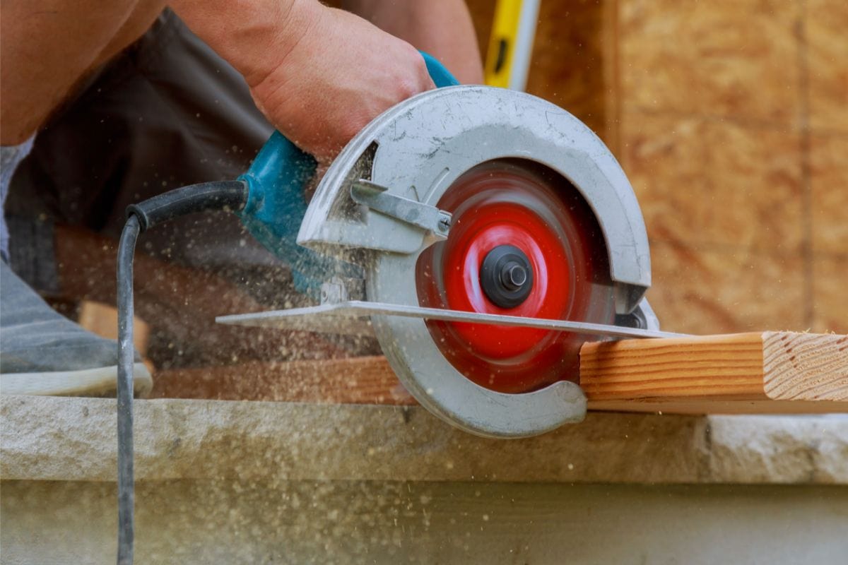 carpenter using circular saw