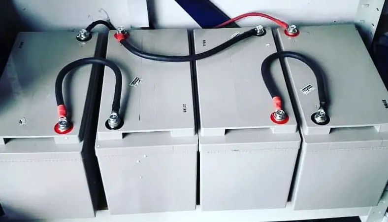 четыре свинцово-кислотных аккумулятора соединены между собой