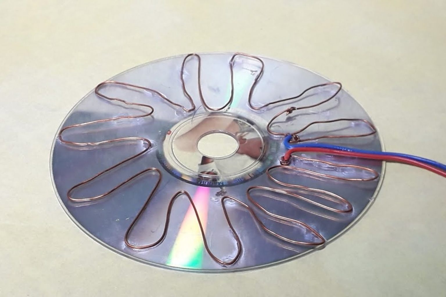 How to Make a Solar Panel With CD?