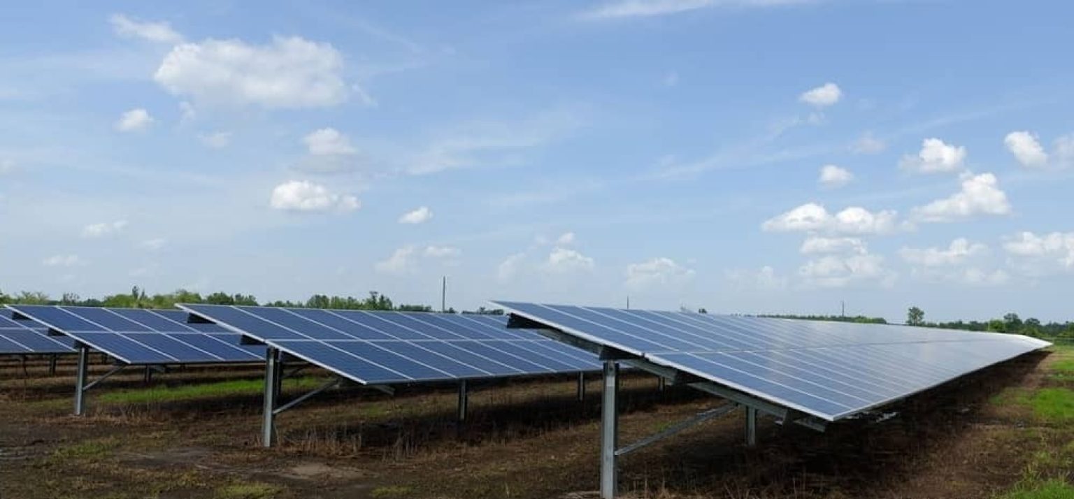 How Do Solar Farms Work? Complete Review 2023