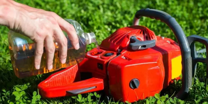 How to Oil a Chainsaw?